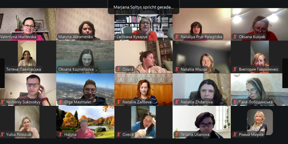 Online-Seminar mit ukrainischen Teilnehmerinnen, in einem virtuellen Meetingraum, während einer Diskussion über Organisationstheorien.